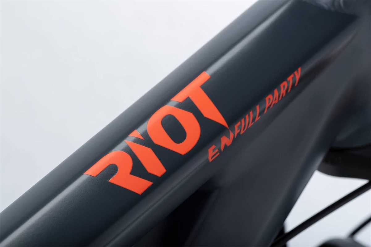 Ghost RIOT EN AL U 170/160 Full Party GRY L 23/24